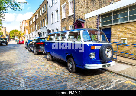 Bleu foncé vintage Volkswagen Bus T2 garé dans une rue pavée, London, UK Banque D'Images