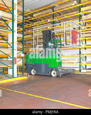Chargé côté chariot élévateur d'entrepôt de bois Panier Banque D'Images