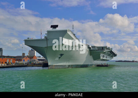 Le HMS Queen Elizabeth à Portsmouth.La reine Elizabeth porte-avions de classe sera la plus grande et plus puissants navires de guerre dans l'histoire britannique.Hampshire,UK Banque D'Images