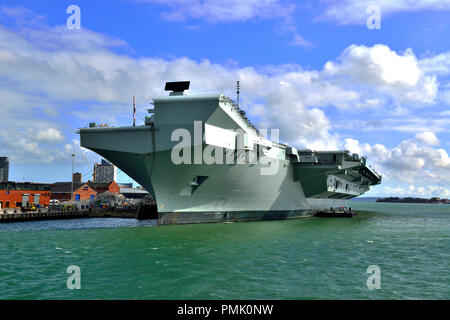 Le HMS Queen Elizabeth à Portsmouth.La reine Elizabeth porte-avions de classe sera la plus grande et plus puissants navires de guerre dans l'histoire britannique. Hampshire,UK Banque D'Images