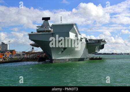 Le HMS Queen Elizabeth à Portsmouth.La reine Elizabeth porte-avions de classe sera la plus grande et plus puissants navires de guerre dans l'histoire britannique. Hampshire,UK Banque D'Images