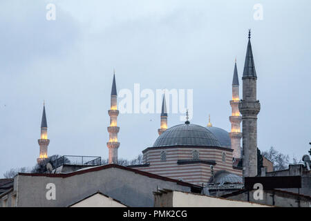 Les minarets et les dômes de deux anciennes mosquées de style ottoman, Fatih et Ismet Efendi Tekke Camii, prises à la tombée de la partie européenne de la ville d'Istanbul, Banque D'Images