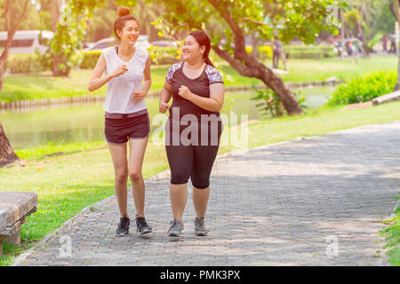 Deux fines asiatiques et fat girls ami exécutant le jogging le matin en plein air du parc Banque D'Images