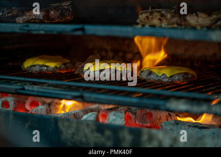 La préparation de fromage escalope de boeuf sur le grill pour les hamburgers. L'alimentation de rue. Pique-nique sur la rue en feu de friture. Banque D'Images