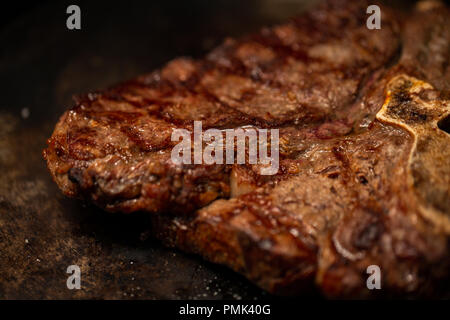 Ribeye Steak sur grill à viande restaurant. Macro Banque D'Images