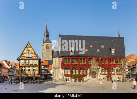 Place du marché avec l'hôtel de ville et tour de l'église à Quedlinburg, Allemagne Banque D'Images