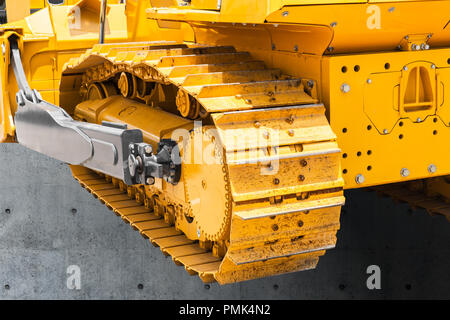 Le suivi continu de la bande de roulement du réservoir de la machine de construction acier chaînes excavatrice roues Banque D'Images