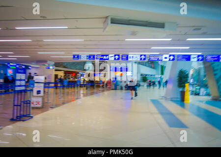 MINSK, BELARUS - 01 MAI 2018 : de personnes à pied avec leurs bagages à l'intérieur de l'aéroport de Minsk, entourant des signaux Banque D'Images