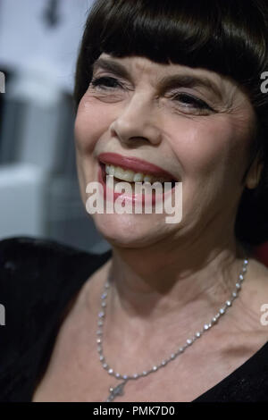 La chanteuse française Mireille Mathieu pendant le festival 'Tour' dans passkaya Moscou, Russie Banque D'Images