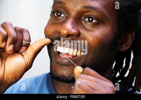 L'homme de la soie dentaire Les dents Banque D'Images