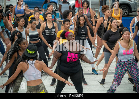 Les femmes prennent part à une classe de l'exercice en plein air organisé par le centre-ville de Brooklyn Business Improvement District sur la place publique de l'Ashland 300 place le développement de Brooklyn à New York, le samedi 15 septembre, 2018. (© Richard B. Levine) Banque D'Images