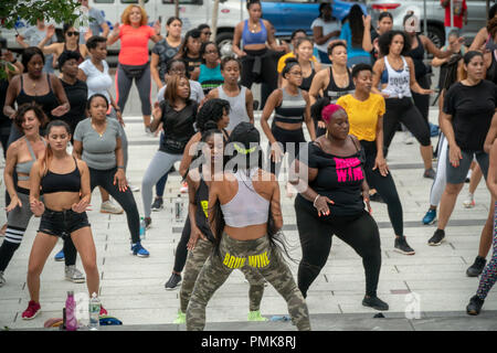 Les femmes prennent part à une classe de l'exercice en plein air organisé par le centre-ville de Brooklyn Business Improvement District sur la place publique de l'Ashland 300 place le développement de Brooklyn à New York, le samedi 15 septembre, 2018. (© Richard B. Levine) Banque D'Images