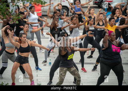 Les femmes prennent part à une classe de l'exercice en plein air organisé par le centre-ville de Brooklyn Business Improvement District sur la place publique de l'Ashland 300 place le développement de Brooklyn à New York, le samedi 15 septembre, 2018. (© Richard B. Levine) Banque D'Images