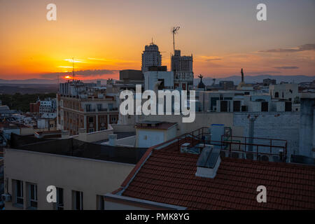 Madrid, Espagne, 21 juin 2018 : le soleil se couche sur l'horizon de Madrid pendant une soirée d'été, vu depuis un salon sur le toit d'un hôtel du centre-ville. Banque D'Images