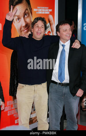 Administration/Co-Writers Peter Farrelly et Bobby Farrelly lors de la première de Warner Brothers Pictures' 'Hall Pass'. Tenue à l'arrivée de Cinerama Dome d'Hollywood, CA, le 23 février 2011. Photo par Joe Martinez / PictureLux Banque D'Images