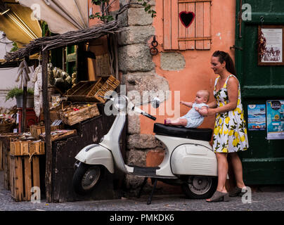 Jeune femme assise sur le siège bébé de Vespa, Forio, Ischia, Naples, Italy, Europe Banque D'Images