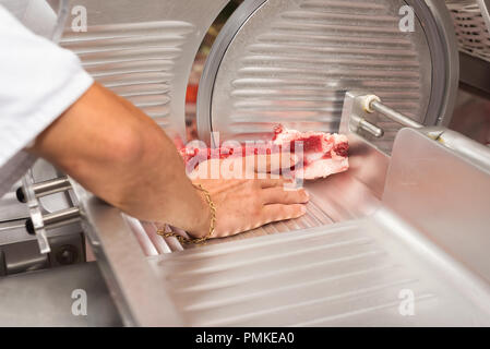 Part de l'aide de la machine à boucher tranche-boucherie Banque D'Images