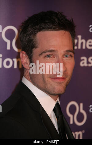 Luke MacFarlane le 16/03/11, 19e Congrès annuel de la maladie d'intérêt 'A night at Sardi's" @ Beverly Hilton Hotel, Los Angeles, Photo par Izumi / PictureLux www.HollywoodNewsWire.net /Hasegawa Banque D'Images