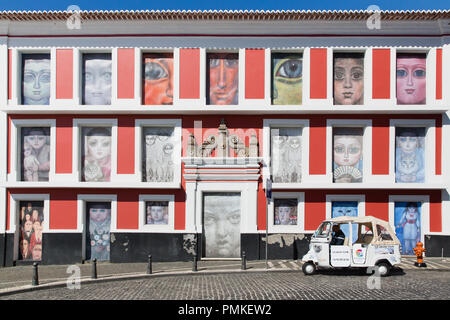 La décoration de l'oeuvre l'avant d'un bâtiment ancien dans la capitale historique de l'Angra do Heroismo, Terceira, Açores (site du patrimoine de l'Unesco) Banque D'Images