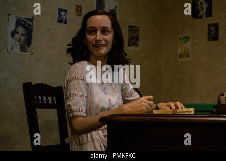 La figure d'Anne Frank en musée de cire Madame Tussauds à Amsterdam, Pays-Bas Banque D'Images