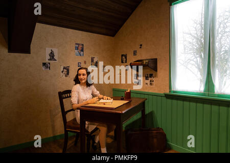 La figure d'Anne Frank en musée de cire Madame Tussauds à Amsterdam, Pays-Bas Banque D'Images