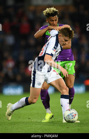 West Bromwich Albion's Harvey Barnes (à gauche) et la ville de Bristol's Lloyd Kelly au cours de la Sky Bet Championship match à The Hawthorns, West Bromwich. Banque D'Images