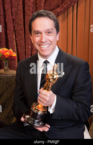 Oscar-winning producteur Lee Unkrich, lauréat du meilleur film d'animation de l'année pour travailler sur "Toy Story 3" pose, au cours de la backstage live diffusion réseau de télévision ABC de la 83rd Annual Academy Awards du Kodak Theater à Hollywood, CA Dimanche 27 Février, 2011. Référence de fichier #  30871 388 pour un usage éditorial uniquement - Tous droits réservés Banque D'Images