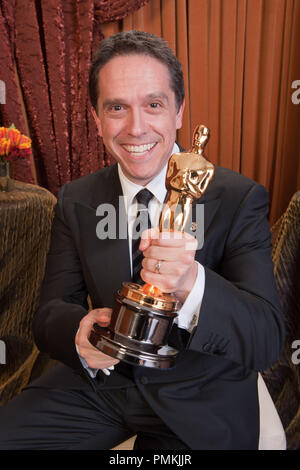 Oscar-winning producteur Lee Unkrich, lauréat du meilleur film d'animation de l'année pour travailler sur "Toy Story 3" pose, au cours de la backstage live diffusion réseau de télévision ABC de la 83rd Annual Academy Awards du Kodak Theater à Hollywood, CA Dimanche 27 Février, 2011. Référence de fichier #  30871 389 pour un usage éditorial uniquement - Tous droits réservés Banque D'Images