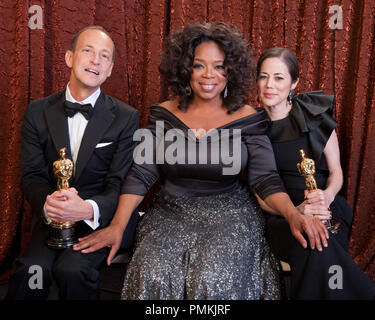 Les gagnants d'un oscar Charles Ferguson et Audrey Marrs, vainqueurs pour l'oscar du meilleur film documentaire pour travailler sur 'Inside Job', poser des coulisses avec Oprah Winfrey lors de la diffusion sur le réseau de télévision ABC en direct de la 83e assemblée annuelle de l'Academy Awards le Kodak Theatre à Hollywood, CA Dimanche 27 Février, 2011. Référence de fichier #  30871 459 pour un usage éditorial uniquement - Tous droits réservés Banque D'Images