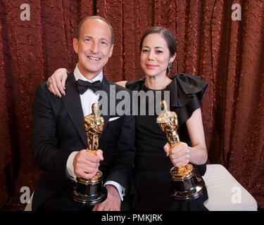 Les gagnants d'un oscar Charles Ferguson et Audrey Marrs, vainqueurs pour l'oscar du meilleur film documentaire pour travailler sur 'Inside Job', présentent au cours de la backstage live diffusion réseau de télévision ABC de la 83rd Annual Academy Awards du Kodak Theater à Hollywood, CA Dimanche 27 Février, 2011. Référence de fichier #  30871 461 pour un usage éditorial uniquement - Tous droits réservés Banque D'Images