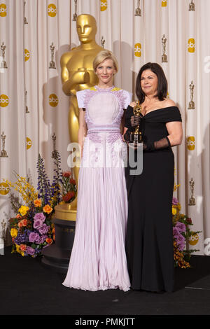 Le gagnant d'un Oscar pour la meilleure conception des costumes pour travailler sur "Alice au pays des merveilles', Colleen Atwood pose des coulisses avec Cate Blanchett lors de la diffusion sur le réseau de télévision ABC en direct de la 83e assemblée annuelle de l'Academy Awards le Kodak Theatre à Hollywood, CA Dimanche 27 Février, 2011. Référence de fichier #  30871 480 pour un usage éditorial uniquement - Tous droits réservés Banque D'Images