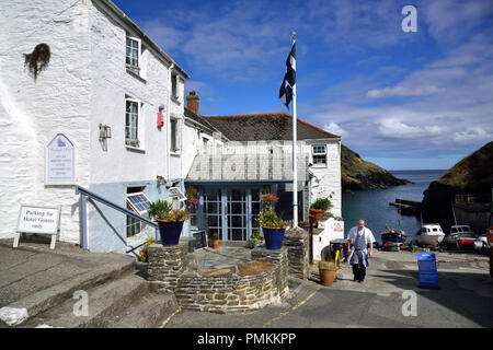 Voir l'Hôtel de la ligne dans le joli village de Cornouailles Portloe sur la péninsule de Roseland, Cornwall, Angleterre du Sud-Ouest, Royaume-Uni Banque D'Images