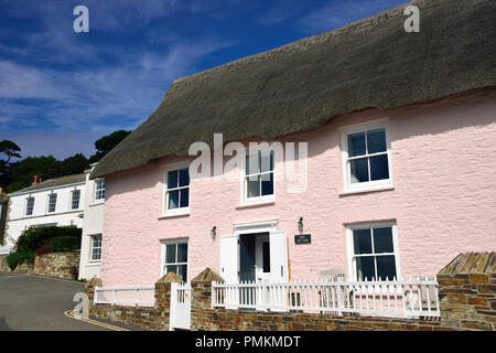 Jolie rose thatched cottage dans le village balnéaire de St Mawes sur la péninsule de Roseland sur la côte de Cornouailles près de Falmouth, Cornwall, England, UK. Banque D'Images