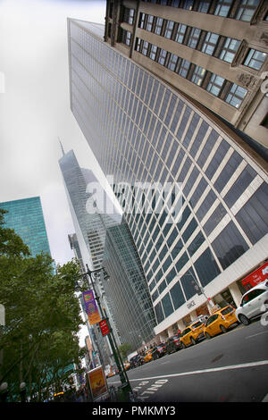 New York, USA - - 20 août 2018 : vue sur la 42e Rue à la circulation et la grâce des capacités dans Manhattan, New York. La grâce a été conception Banque D'Images