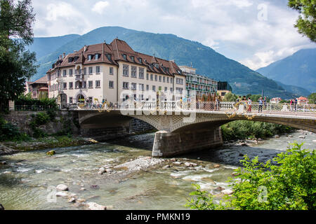 Pont sur la rivière passant dans la région de Meran, le Tyrol du Sud Banque D'Images