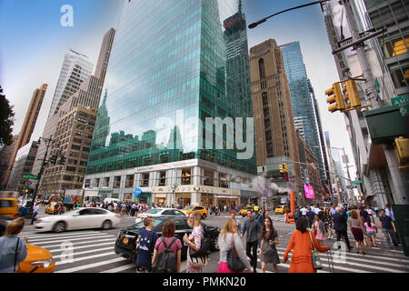 New York, USA - 20 août 2018 : trottoir occupé à l'intersection de la 6e Avenue et 42e rue, près de au Bryant Park avec le trafic et encombrée de nombreux p Banque D'Images