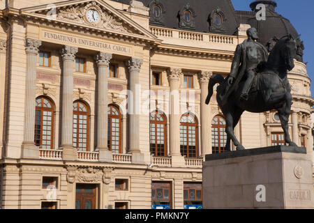 Bibliothèque universitaire centrale avec statue du roi Carol 1 au premier plan, Bucarest, Roumanie Banque D'Images