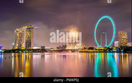 D'artifice du Nouvel An au-dessus de Marina Bay à Singapour Banque D'Images