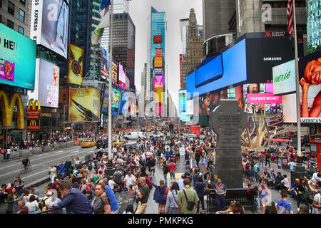 New York, USA - 20 août 2018 : encombrée de beaucoup de gens à Times Square avec grand nombre de panneaux LED, est un symbole de la ville de New York à Manhatta Banque D'Images