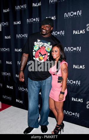 Légende de basket-ball Shaquille O'Neal et petite amie Nikki Hoopz Alexander marche le tapis rouge avant de célébrer à sa retraite à l'intérieur du parti Lune Nighclub Palms Casino Resort à Las Vegas, NV. 25 juin, 2011. © 2011 Lisa Wright / PictureLux Banque D'Images