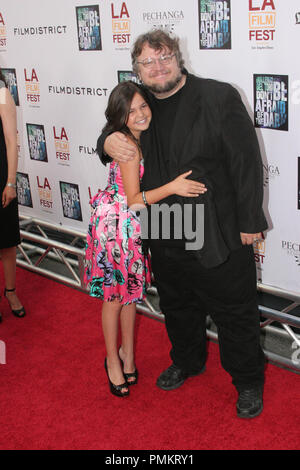 Bailee Madison et Co-Writer/Producteur Guillermo Del Toro au Los Angeles Première de film du District 'ne pas avoir peur de l'obscurité'. Arrivants tenue au Regal Cinemas L.A. Stade 14 vit à Los Angeles, CA, le 26 juin 2011. Photo par : Richard Chavez / PictureLux Banque D'Images