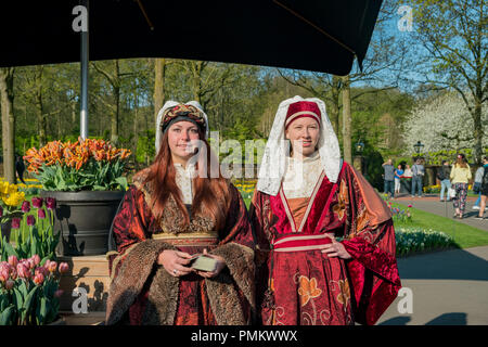 Lisse, APR 21 : deux femmes s'habiller dans un style ancien le Avr 21, 2018 Keukenhof, à Lisse, Pays Bas Banque D'Images