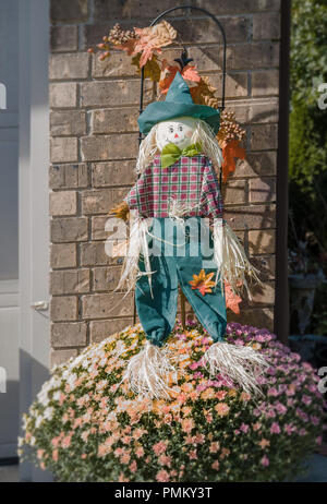 Halloween, à l'extérieur des décorations, homme de paille, l'épouvantail en face de la maison. Banque D'Images