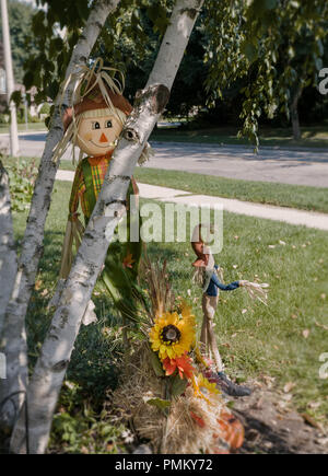 Halloween, à l'extérieur des décorations, homme de paille, épouvantails. Banque D'Images