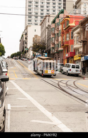 SAN FRANCISCO, CALIFORNIE, 30 juillet 2018. Cable car descendant une colline de San Francisco. Banque D'Images