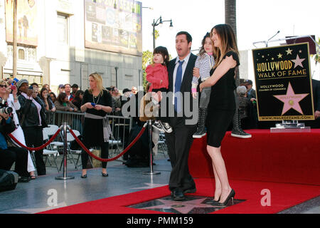 Adam Sandler, épouse Jackie et filles Sadie et ensoleillé, à la Chambre de commerce de Hollywood cérémonie en l'honneur de lui avec une étoile sur le Hollywood Walk of Fame à Hollywood, CA, le 1 février 2011. Photo par Joe Martinez / PictureLux Banque D'Images