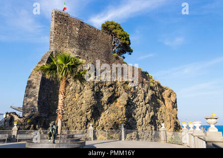 Les murs anciens de Castello Normanno sur le rocher en Aci Castello, Catane, Sicile, Italie Banque D'Images
