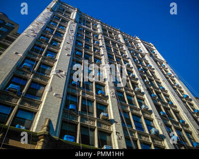 Climatiseurs germer de windows dans un territoire occupé plusieurs logements à New York, le dimanche 16 septembre 2018. La fenêtre Unités sont protégés contre la poussière et les débris causés par les travaux de façade bleu par des bâches. © Richard B. Levine) Banque D'Images