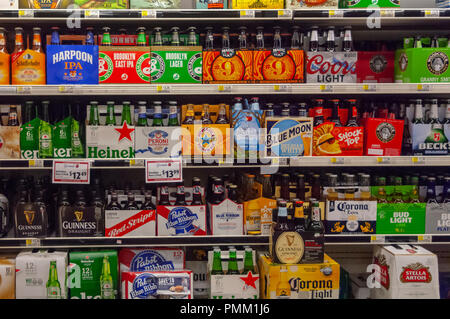 Glacière pleine de bière dans un supermarché de New York, le dimanche 16 septembre 2018. (Â© Richard B. Levine) Banque D'Images