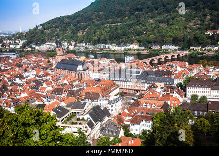 Sur la ville de Heidelberg Allemagne avec toit, vieille architecture et colline Banque D'Images